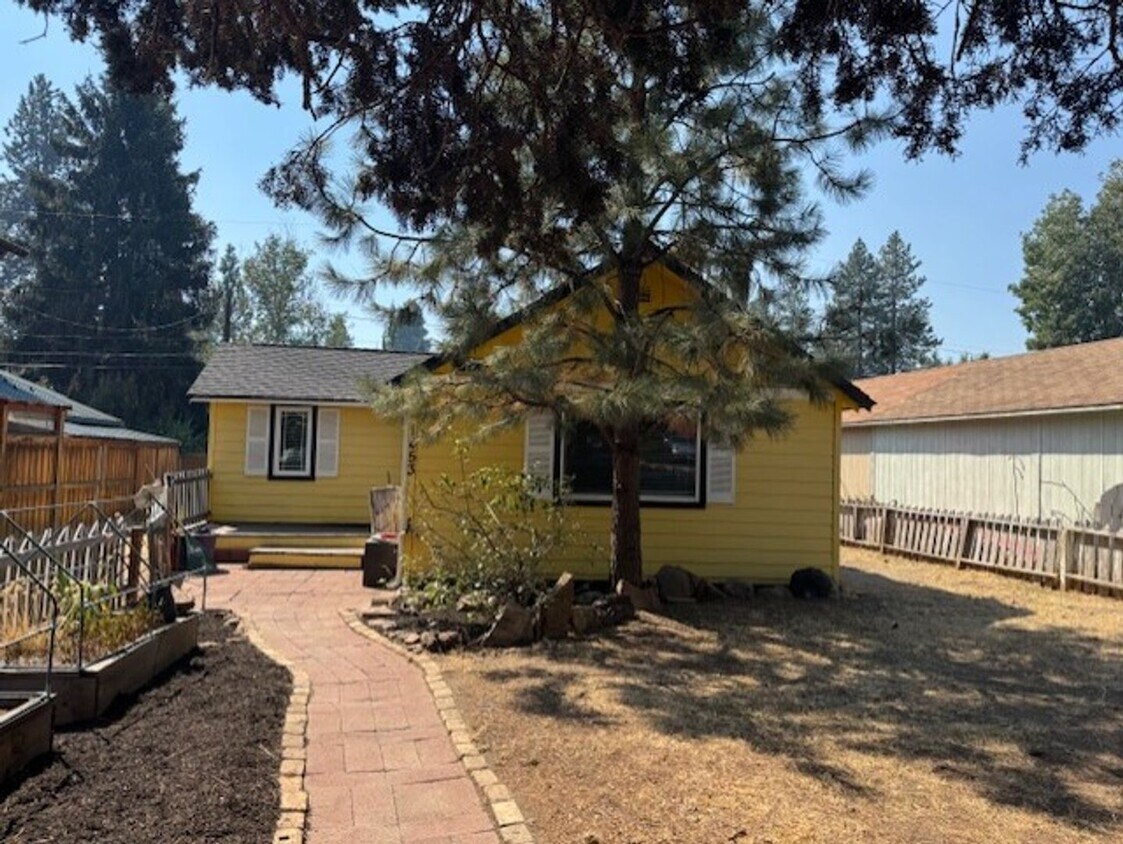 Primary Photo - West Side Location