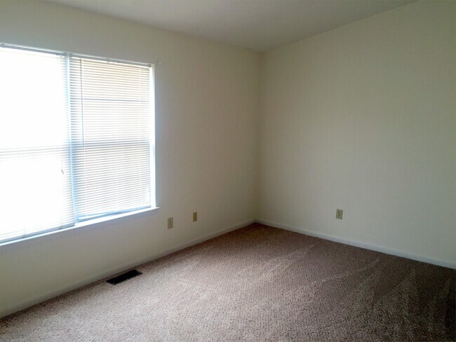 Building Photo - 37 Riverchase Dr