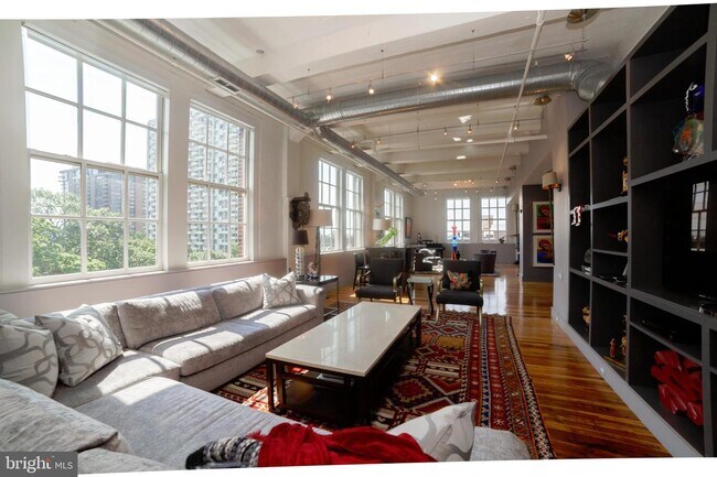 Foto del edificio - 220 W Washington Sq