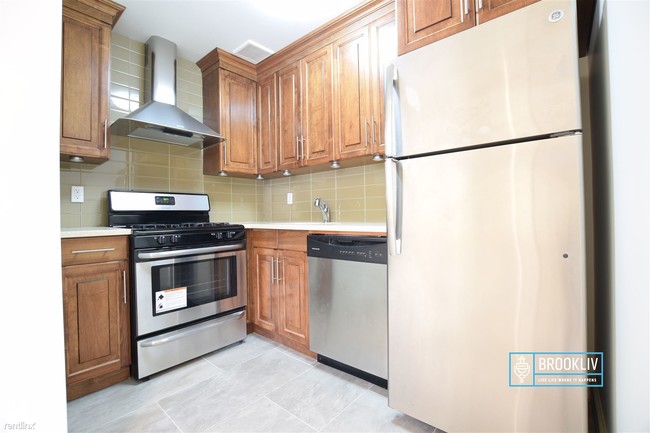 Building Photo - 301 Eldert St