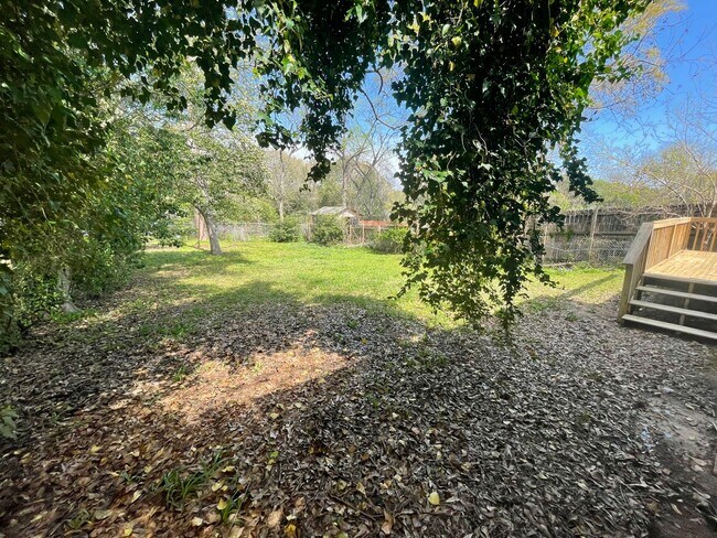 Building Photo - ** 3 Bed 1 Bath located in Chisholm ** Cal...