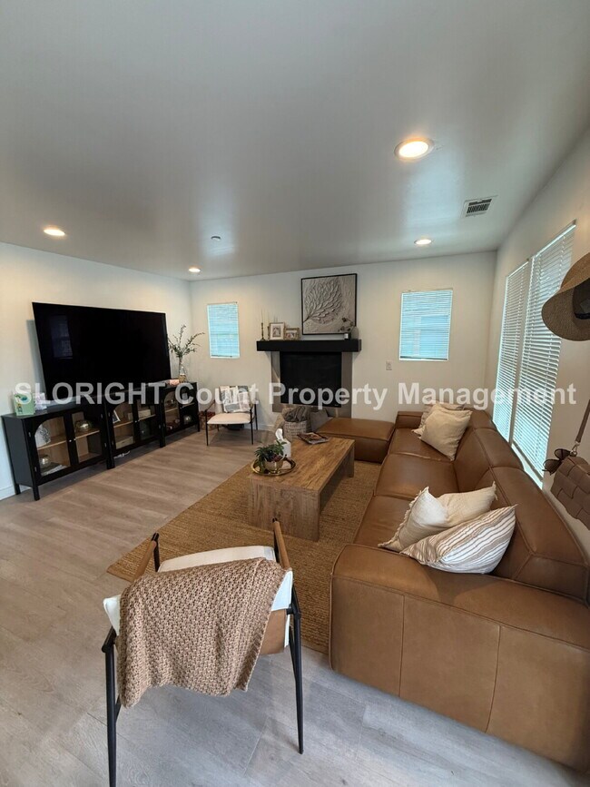 Foto del edificio - AVAILABLE SEPTEMBER- Walking Distance From The Beach - 3 Bed / 2 Bath