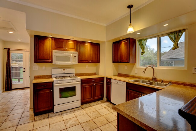 Building Photo - 628 Gladstone St