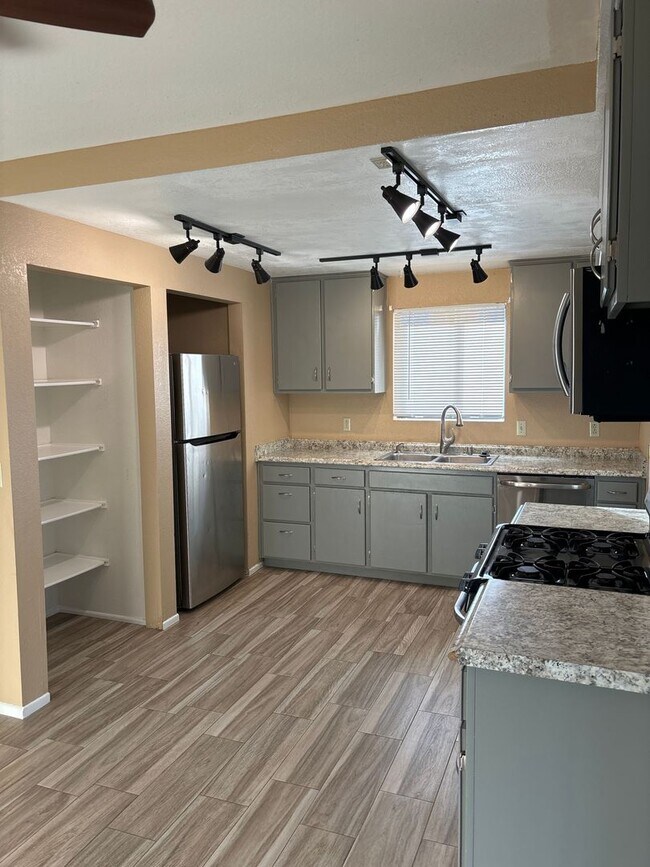 Building Photo - Nice 3 bedroom 2 bath