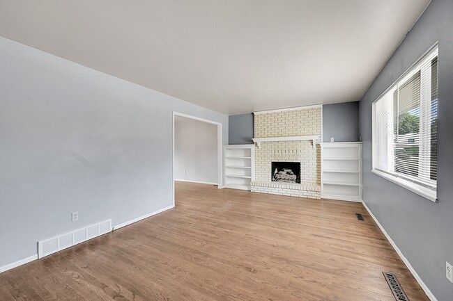 Building Photo - Charming Home Just East of Downtown!