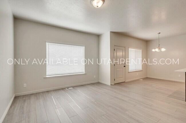 Building Photo - 793 N 2560 E