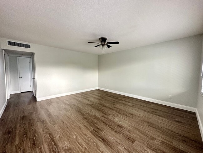 Building Photo - 2 Bedroom 1 Bathroom Available with WD!
