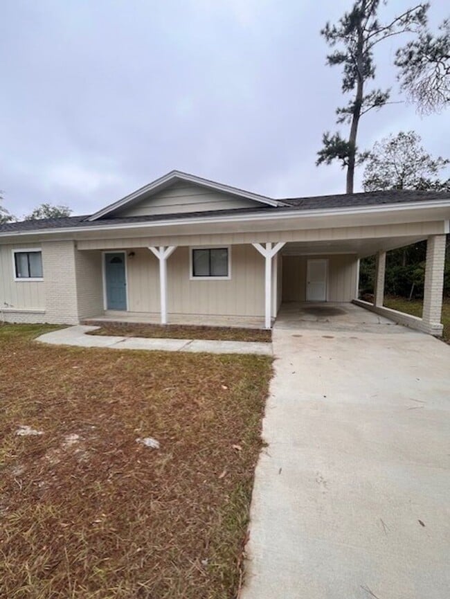 Building Photo - 1104 Pineview Dr