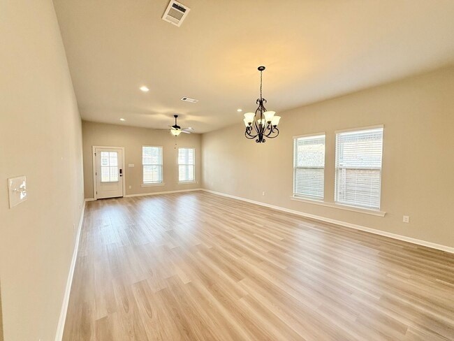 Building Photo - Spacious 4-Bedroom Home - Southern Palms