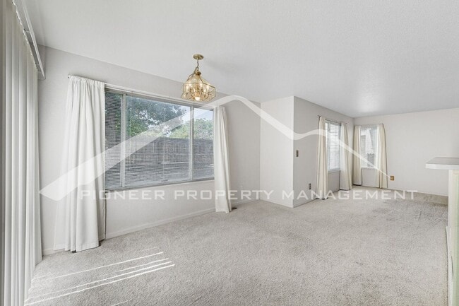 Foto del edificio - Spacious Home with Washer/Dryer and Centra...