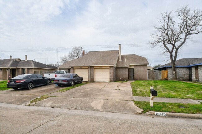 Building Photo - Nice duplex is back on the market