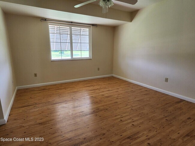 Building Photo - 1340 Mariposa Dr NE