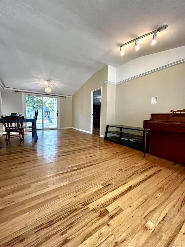 Building Photo - 90 University Heights Dr