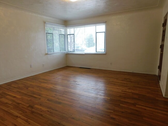 Building Photo - Walking Distance CMU/St Mary's