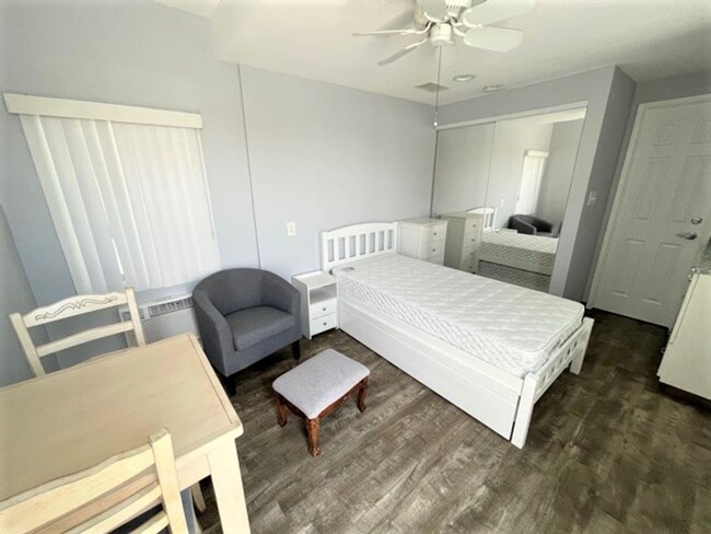 Foto del edificio - LAKEWOOD STUDIO (ROOM) FOR RENT  $1,350.00 MO