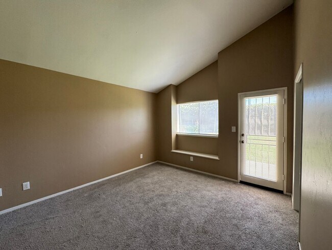 Building Photo - Charming Southwest Home!