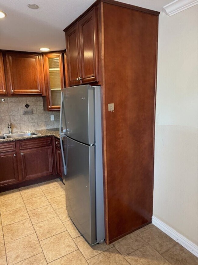 Building Photo - Updated 2BR 1BA  Condo For Rent (close to ...