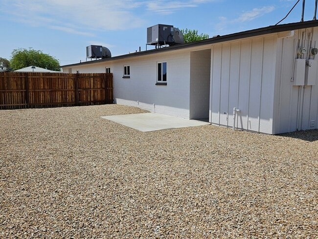 Foto del edificio - Completely Updated 1 bed 1 bath with yard