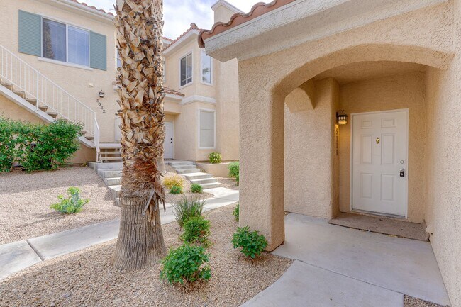 Building Photo - Exceptional 2 Bedroom in Desirable Location & Stunning Amenities
