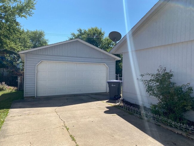 Building Photo - Spacious 4-Bedroom Home with Garage and Backyard in Milan!