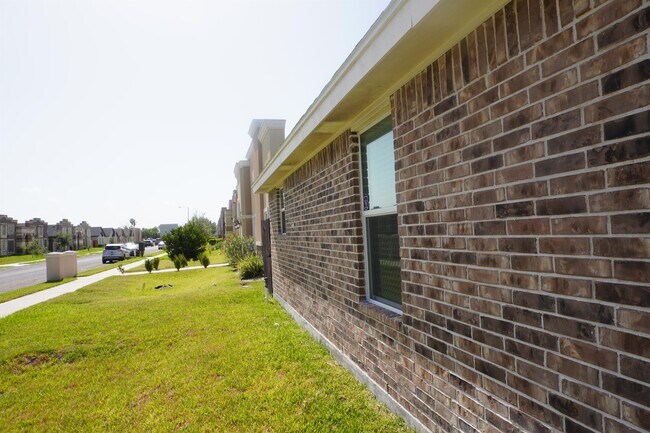 Building Photo - 2802 W Primrose Ave