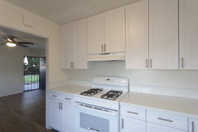 Building Photo - Pacific Beach: 2 Bedroom in Ideal Location...
