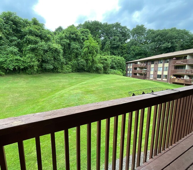 Building Photo - Large 2 bedroom rental with HEAT & HOT WAT...