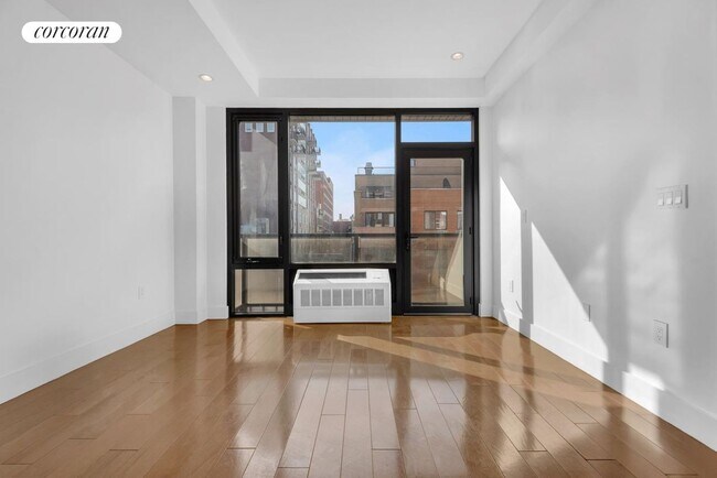 Foto del edificio - 399 E 8th St