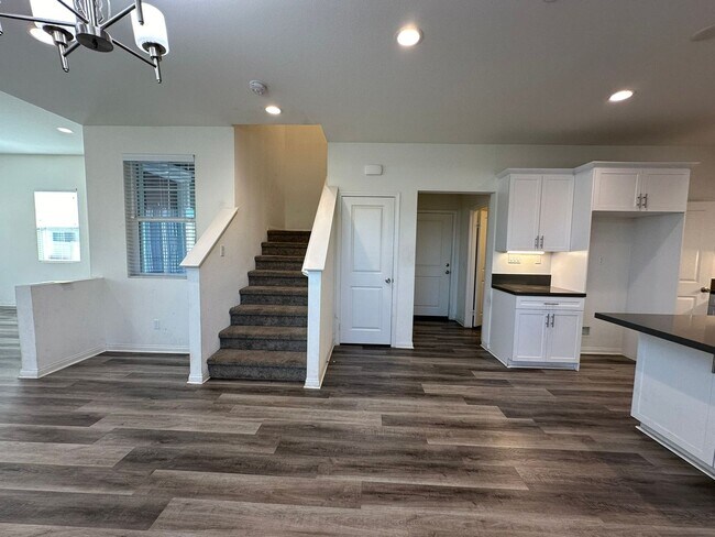Building Photo - 3 BED 2.5 BATH in BLOOMINGTON