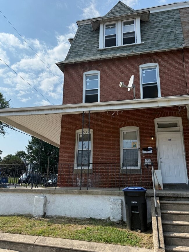 Photo - 336 W. 8th Street Apartment