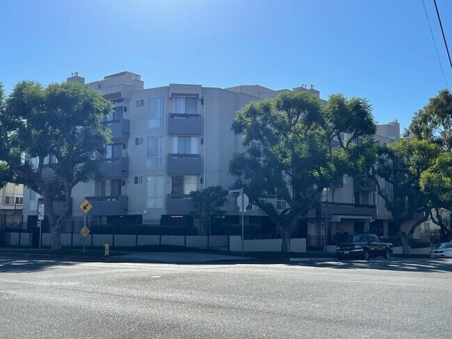 Building Photo - 3050 W 4th St