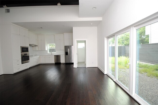 Foto del edificio - 7707 Jack Oak Ave