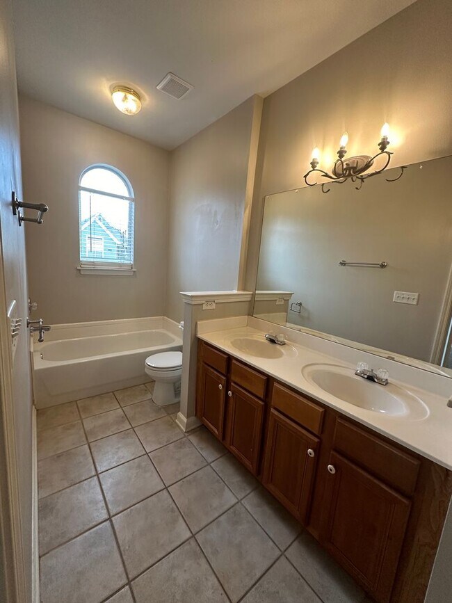 Building Photo - Adorable 3 bd 2 bath with all new paint an...
