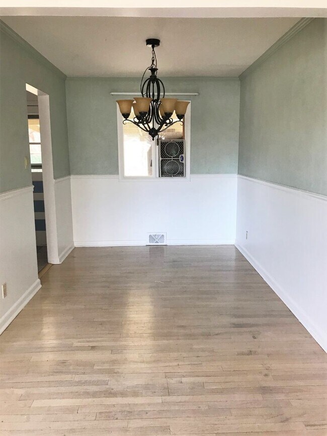 Building Photo - 5 bedroom, 2.5 bath home with garage