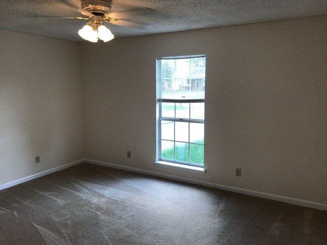Building Photo - 326 Lilly Ln