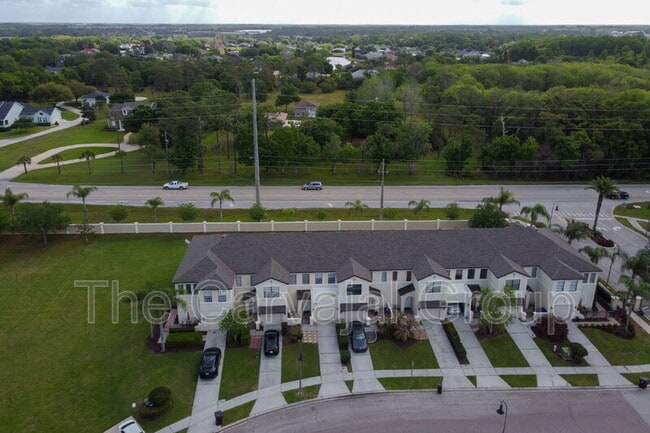 Building Photo - 2210 Seven Oaks Dr