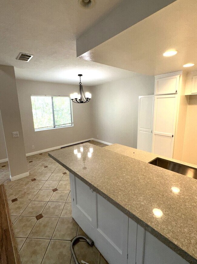Building Photo - Spacious and Well Maintained 3 bed 2 Bath ...