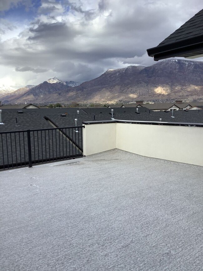 Foto del edificio - Townhome with Rooftop Balcony in Prime American Fork Location