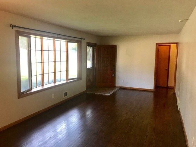 Building Photo - Grain Valley 3 Bedroom