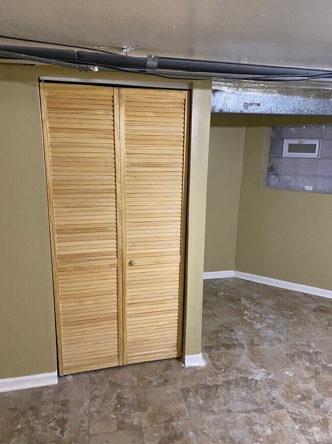 Sótano - 5643 S Green St