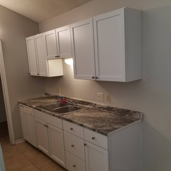Building Photo - 1818 Fox Run Dr