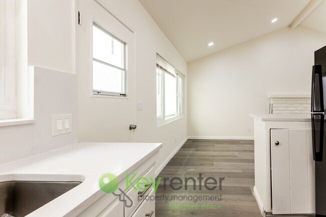 Foto del edificio - Bright & Beachy One-Bedroom Condo in San C...