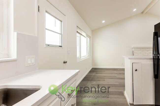 Building Photo - Bright & Beachy One-Bedroom Condo in San C...