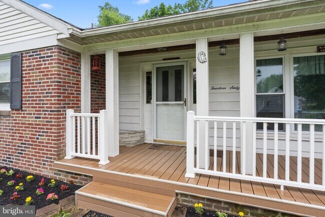 Foto del edificio - 1460 Corry Ave