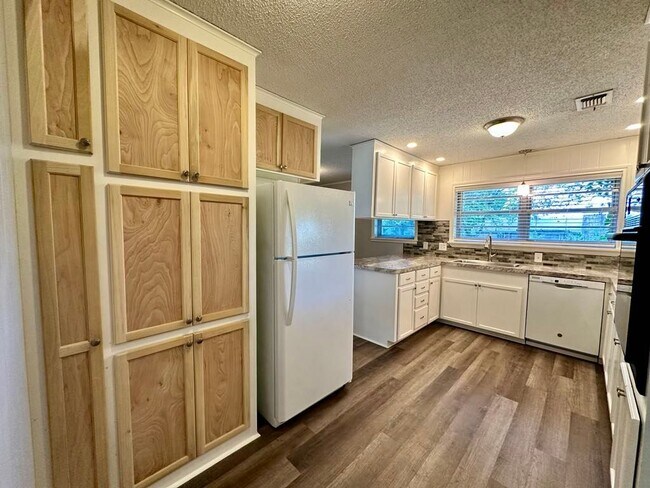 Foto del edificio - 3710 Hillside Dr