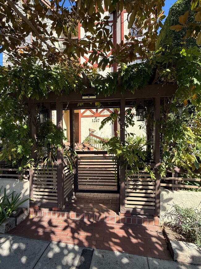 Foto del edificio - Upgraded 2 Bedroom Condo in Ideal Santa Mo...