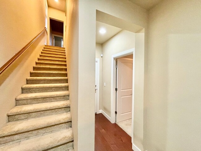 Building Photo - Stunning Issaquah Highlands View Home | 4 Bed + 3.5 Bath | Mountain Views & Prime Location