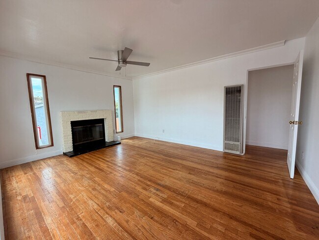 Building Photo - Bright and charming 2 Bedroom / 1 Bathroom home with tons of natural light and plenty of outdoor ...