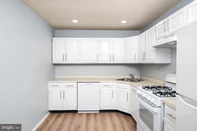 Building Photo - 110 Versailles Ct
