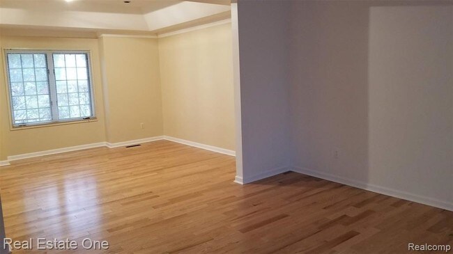 Building Photo - 4978 Somerton Dr